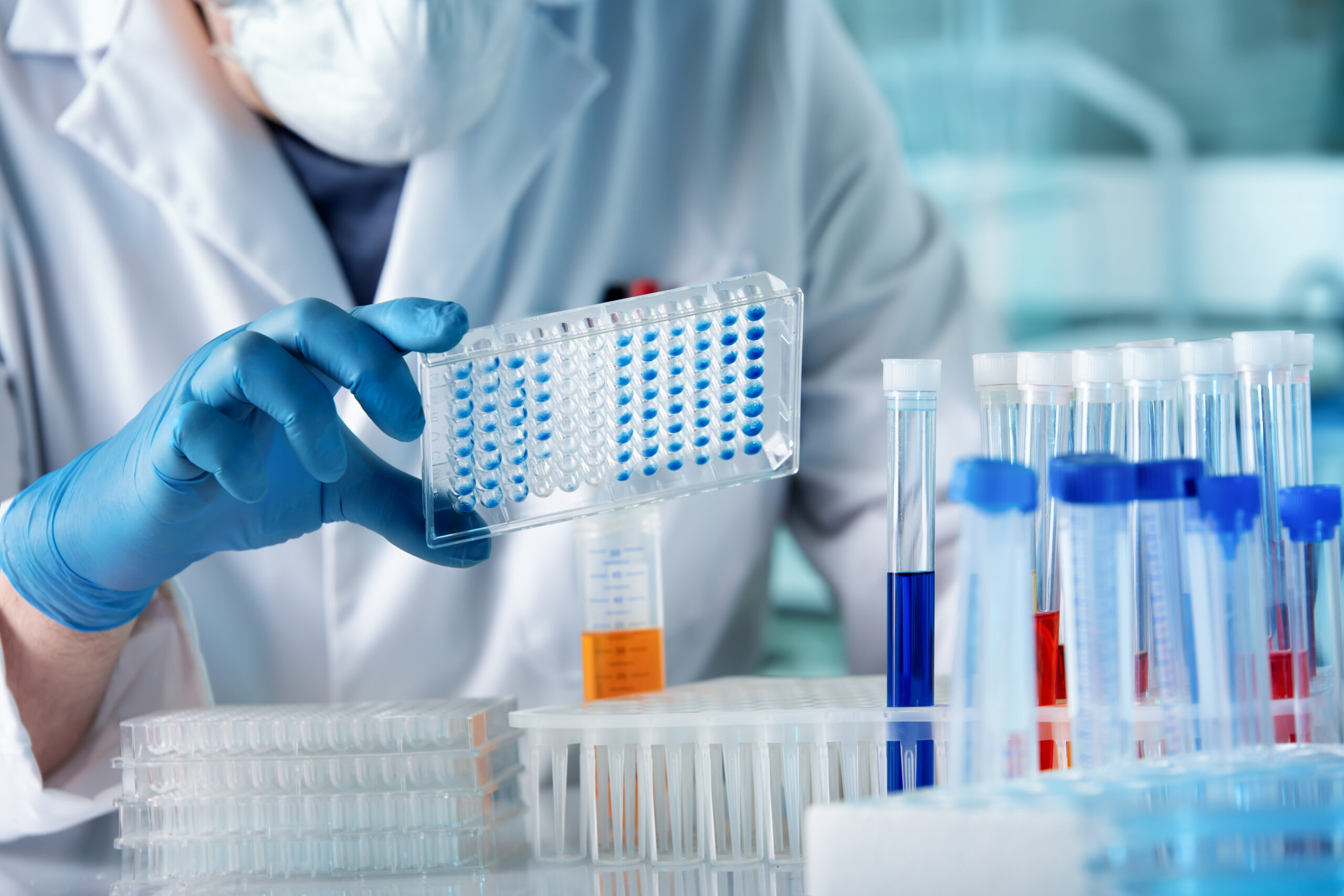 research scientist hand holding a microplate of samples for NGS multiomics histopathology analysis services and sequencing library preparation services
